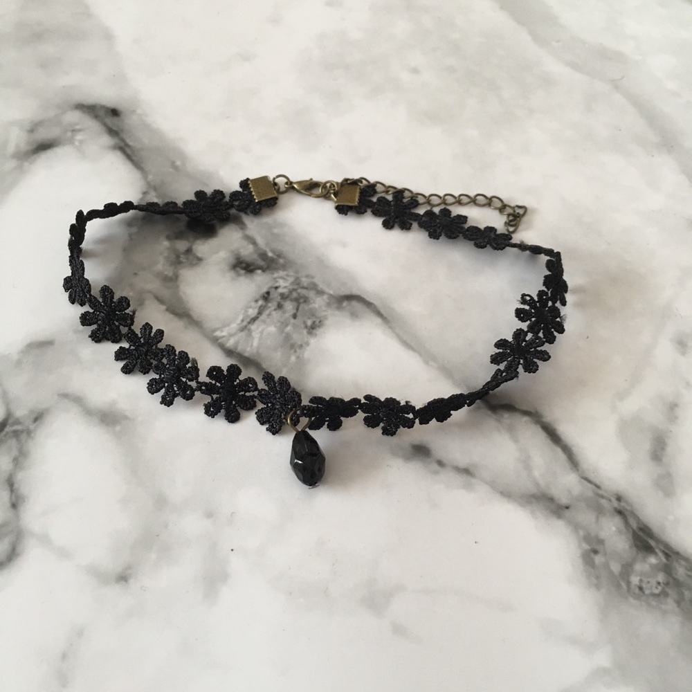 💕5/30$💕 NWOT Black Detailed Flower Chocker